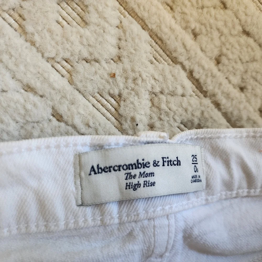 ABERCROMBIE AND FITCH  MOM  HIGH RISE JEAN